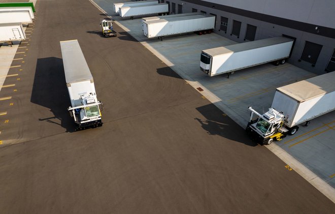 Avtonomni tovornjak podjetja Outrider z robotsko roko za priklop in odklop tovornjakarskih prikolic. Foto: Outrider
