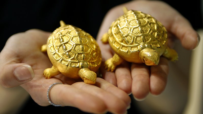 Fotografija: Podobe želvic, narejene iz zlata, Seul, Južna Koreja, 2. avgust 2011. Foto: Truth Leem / Reuters
