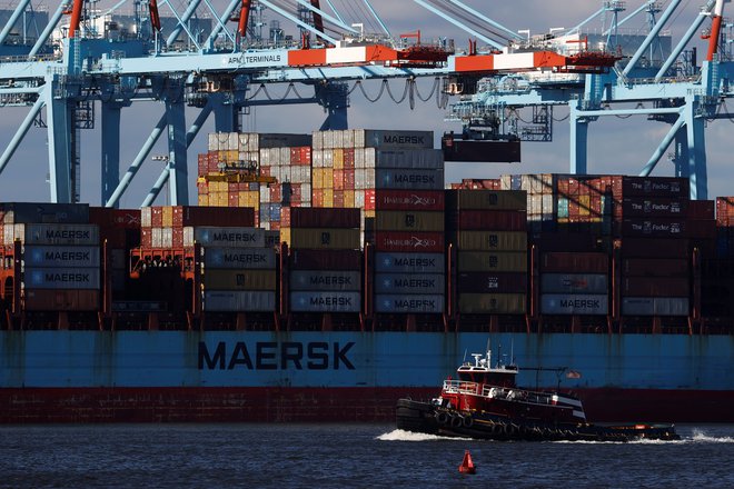 Vlečni čoln pelje mimo kontejnerske ladje Maersk v pristanišču Newark, New Jersey, ZDA, 19. november 2021. Foto: Mike Segar / Reuters
