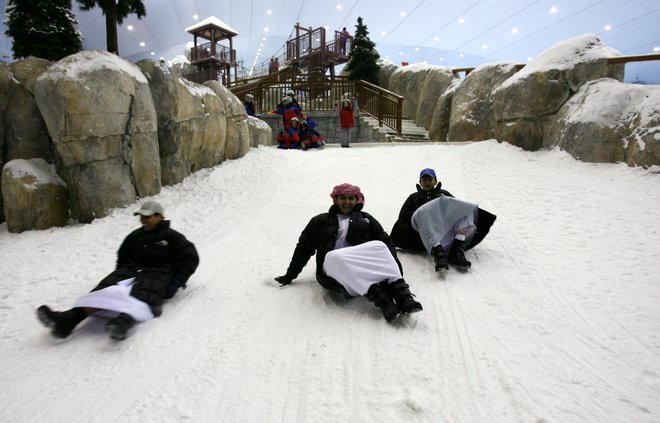 Zabava na snegu v Dubaju. Foto: AHMED JADALLAH/REUTERS Pictures
