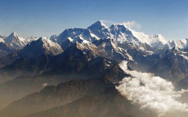 Najvišji gorski vrh na svetu Mount Everest. Foto: Tim Chong / Reuters
