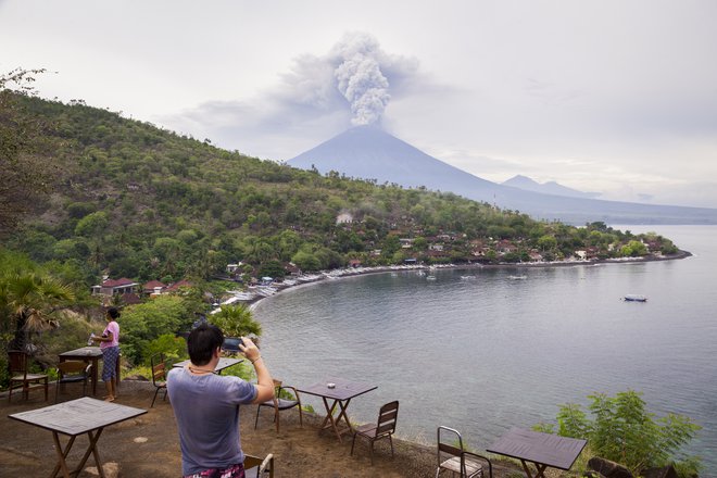 Aktivni vulkan v Indoneziji, Mount Agung, bruha vulkanski pepel, Bali, Indonezija, 28. november 2017. Foto: Andri Tambunan / Getty Images
