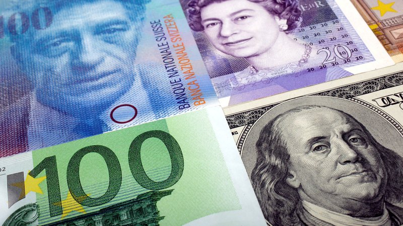 Fotografija: Švicarski frank, britanski funt, evro, ameriški dolar. Foto: Kacper Pempel / Reuters
