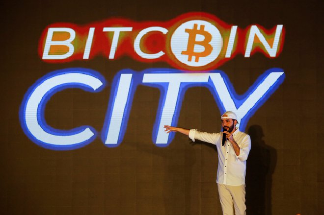 Salvadorski predsednik Nayib Bukele govori na zaključni zabavi 'tedna bitcoinov', na kateri je napovedal načrt izgradnje prvega 'mesta bitcoinov' na svetu, 20. november 2021. Foto: Jose Cabezas / Reuters
