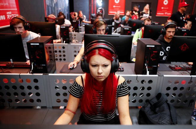 Igralci igrajo videoigre na vodilnem evropskem sejmu digitalnih iger Gamescom, ki predstavlja najnovejše trende na področju računalniških iger, Köln, Nemčija, 21. avgust 2019. Foto: Wolfgang Rattay / Reuters
