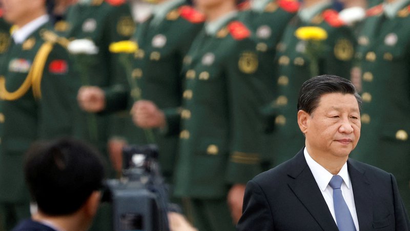 Fotografija: Predsednik Kitajske Xi Jinping hodi mimo častne straže, 30. september 2021. Foto: Carlos Garcia Rawlins / Reuters

