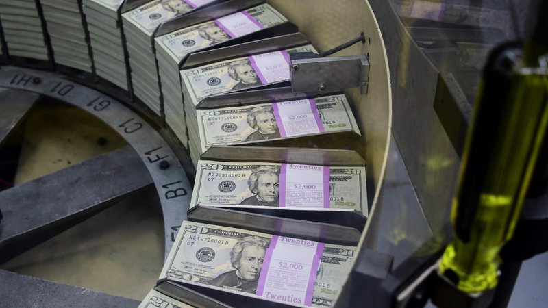 Fotografija: Sveže natisnjeni 20 dolarski bankovci, 20. julij 2018. Foto: Eva Hambach / AFP
