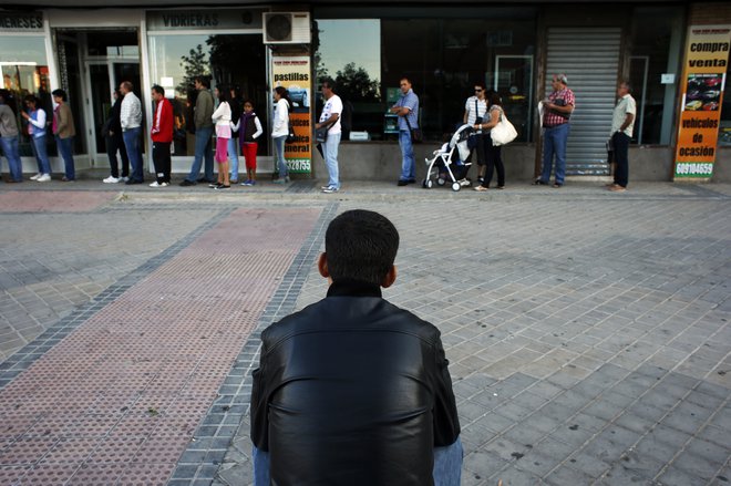 Čakalna vrsta pred uradom za zaposlovanje v Madridu, Španija, 4. september 2012. Foto: Susana Vera / Reuters
