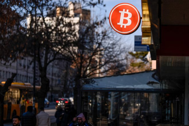 Bitcoin znak nad kripto menjalnico, Priština, Kosovo, 17. januar 2022. Foto: Armend Nimani / AFP
