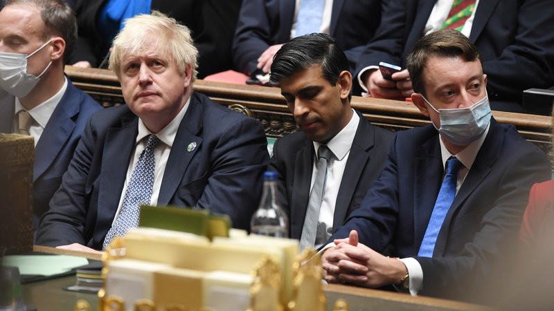 Fotografija: Britanski predsednik vlade Boris Johnson (drugi z leve) in britanski finančni minister Rishi Sunak (tretji z leve), 27. oktober 2021. Foto: UK Parliament / Jessica Taylor / Reuters
