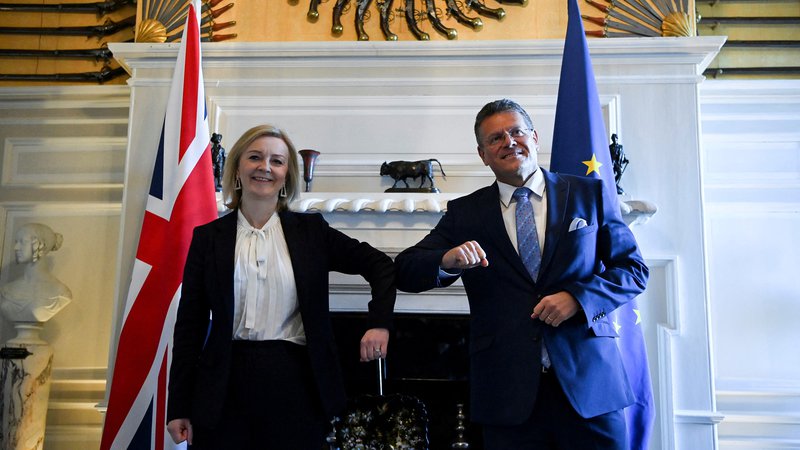 Fotografija: Britanska zunanja ministrica Liz Truss na srečanju s podpredsednikom Evropske komisije Marošom Šefčovičem, 13. januar 2022. Foto: Ben Stansall / Reuters
