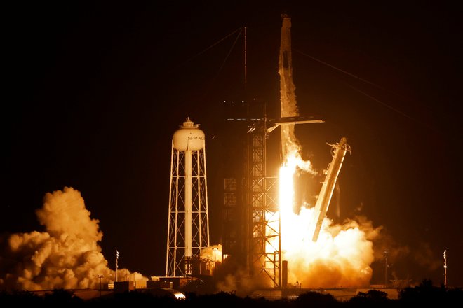 Raketa Falcon 9 podjetja SpaceX, 10. november 2021. Foto: Joe Skipper / Reuters
