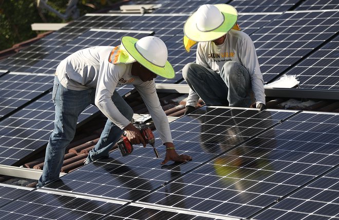 Dele sončnih kolektorjev lahko tudi recikliramo in ponovno uporabimo. Foto: Joe Raedle/Getty Images/AFP
 
