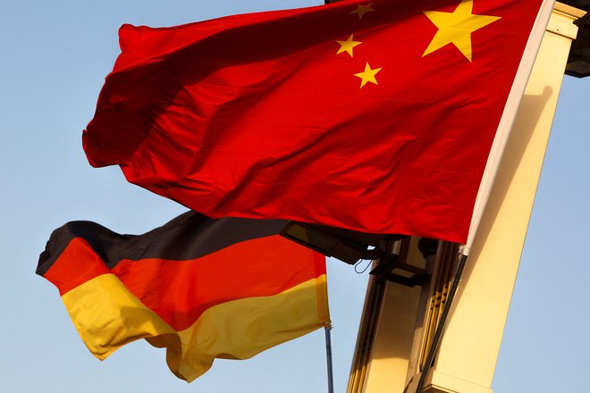Nemška in kitajska zastava. Foto: Thomat Peter / Reuters
