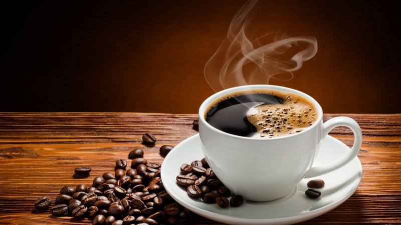 Fotografija: Kavna zrna in skodelica kave. Foto: Shutterstock

