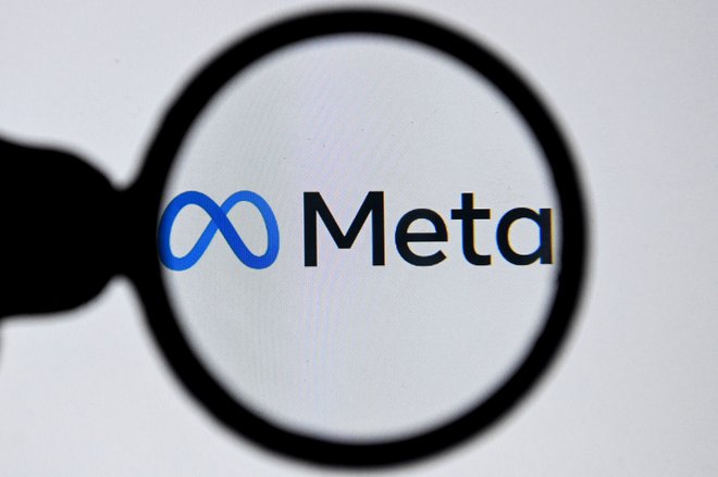 Logotip družbe Meta (nekdaj Facebook). Foto: Kirill Kudryavtsev / AFP 
