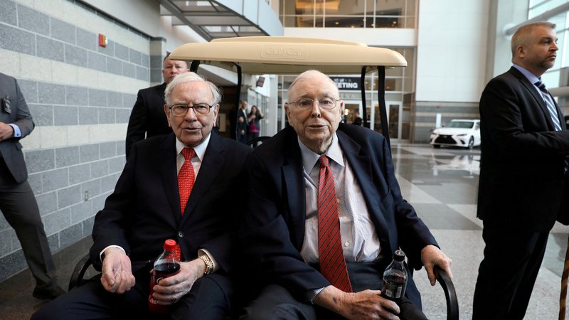 Fotografija: Predsednik družbe Berkshire Hathaway Warren Buffett in podpredsednik družbe Charlie Munger, 3. maj 2019. Foto: Scott Morgan / Reuters
