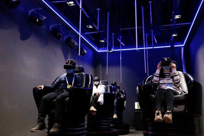 Preizkušanje virtualne resničnosti v Pekingu, Kitajska, 10. februar 2022. Foto: Florence Lo / Reuters
