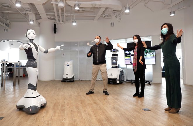 Robot, ki z usmerjanjem in navodili pomaga v boju proti koronavirusu. Foto: China Daily / Reuters
