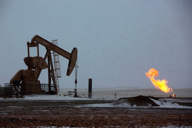 Gorenje zemeljskega plina poleg naftne črpalke. Foto: Shannon Stapleton / Reuters
