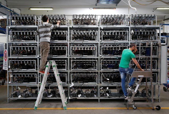 Rudarjenje bitcoinov z zmogljivo računalniško opremo. Foto: Alessandro Bianchi / Reuters

