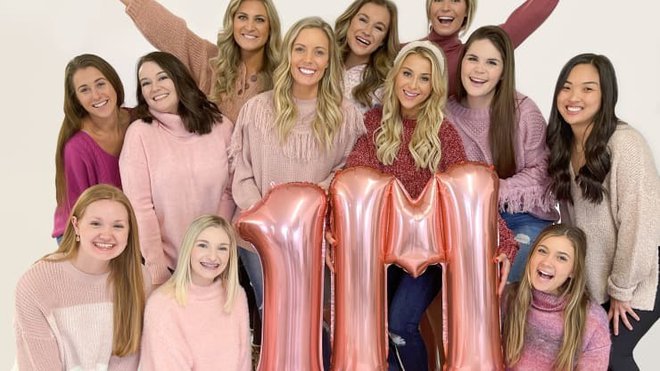 Team podjetja Pink Lily praznuje milijon sledilcev na Instagramu. Foto: osebni arhiv
