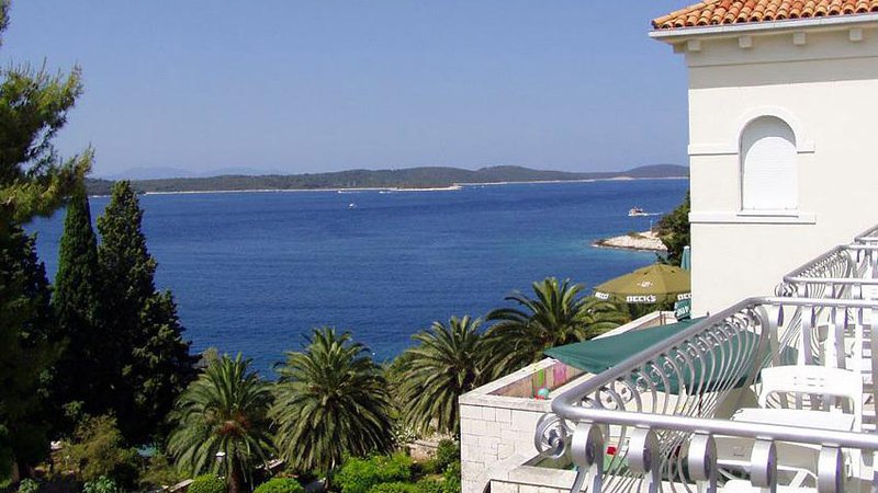 Fotografija: Modro-zelena oaza hotela se nahaja na promenadi ob morju. Foto: Hotel Croatia
