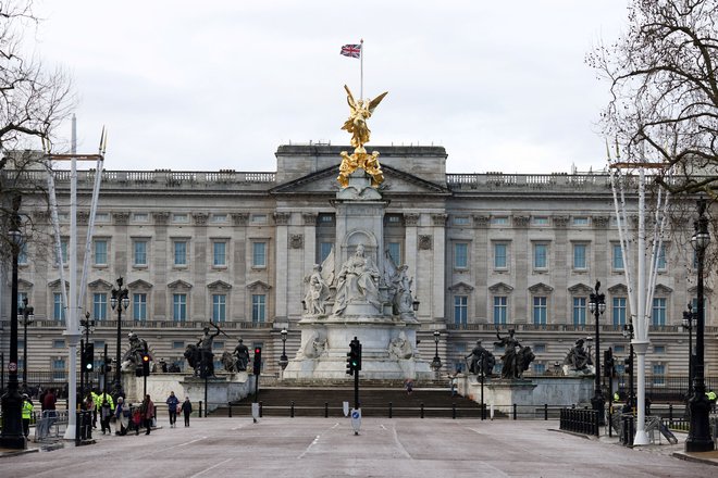 Pogled na Buckinghamsko palačo. Foto: Tom Nicholson / Reuters

