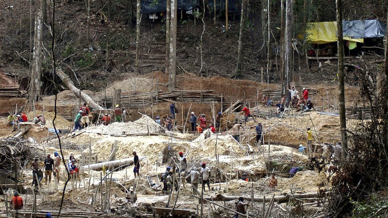 Fotografija: Nezakoniti rudarji zlata v Braziliji krčijo amazonski pragozd. Foto: Paulo Santos / Reuters
