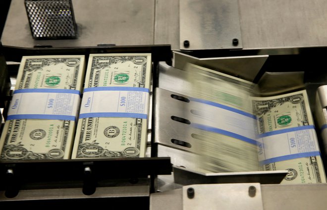 Neomejeno tiskanje denarja povzroča inflacijo. Foto: Gary Cameron / Reuters
