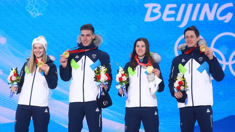 Fotografija: Zlati slovenski olimpijci: Nika Križnar, Timi Zajc, Urša Bogataj in Peter Prevc, 8. februar 2022. Foto: Kai Pfaffenbach / Reuters
