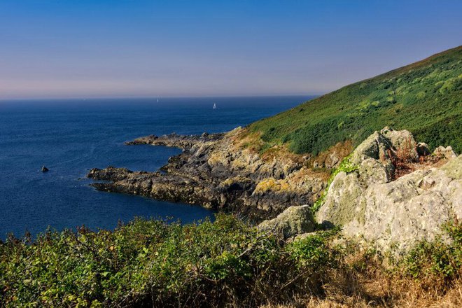 Bailiwick v Guernseyju je del Kanalskih otokov. Otok je čudovita mešanica francoskega in angleškega in je kot nalašč za pohodništvo. Foto: Shutterstock
