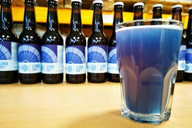 Pivo, ki je modro obarvano. Foto: Hoppy Urban Brew
