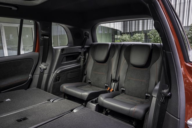 EQB je električni prostorski čudež z do sedmimi sedeži in prilagodljivim prtljažnim prostorom. FOTO: Mercedes-Benz AG 
