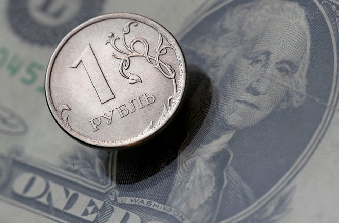 Ruski rubelj in ameriški dolar. Foto: Maxim Shemetov/Reuters
