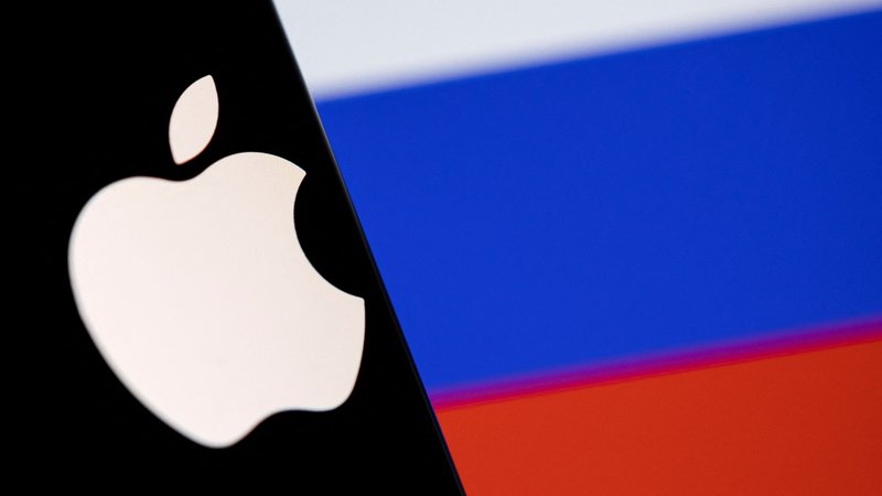 Fotografija: Logotip podjetja Apple in ruska zastava. Foto: Dado Ruvic/Reuters
