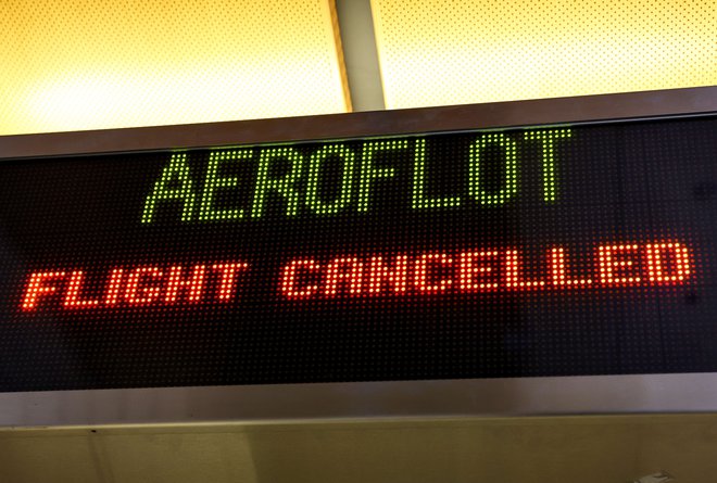 Napis 'let ukinjen' za let ruske letalske družbe Aeroflot, Los Angeles, ZDA, 2. marec 2022. Foto: Mario Tama / Getty Images / AFP
