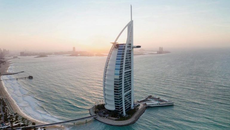 Fotografija: Burj Al Arab, Dubaj, ZAE. Foto: posnetek zaslona/Luxury Launches
