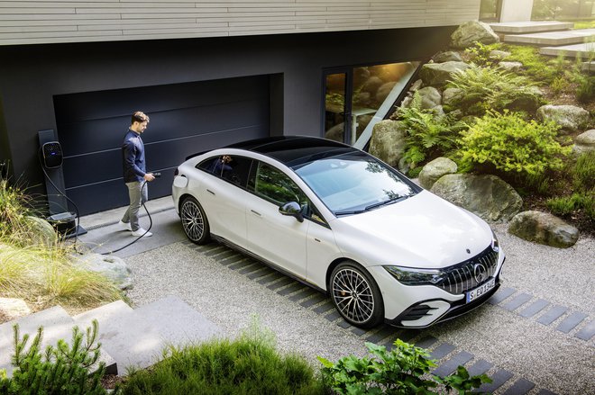 EQE je dokaz, da je električna mobilnost razkošna, čutna in na račun revolucionarne inženirske umetnosti na najvišji vozniški ravni. FOTO: Mercedes-Benz AG 
