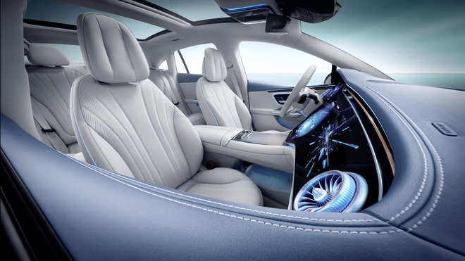 Osem zračnih komor in štirje vibracijski elementi v sedežih za nastavitev več položajev omogočajo izjemno prilagodljivost modela EQE. Med vožnjo lahko izberete kar deset masažnih programov za največje možno udobje potovanja. FOTO: Mercedes-Benz AG 
