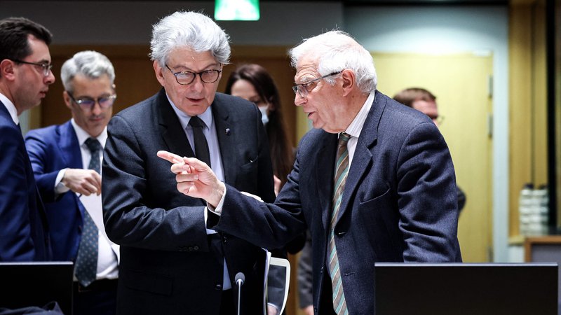 Fotografija: Evropski komisar za notranji trg Thierry Breton (levo) in visoki predstavnik EU za zunanje zadeve in varnostno politiko Josep Borrell (desno), Bruselj, Belgija, 21. marec 2022. Foto: Kenzo Tribouillard / AFP
