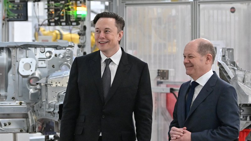 Fotografija: Nemški kancler Olaf Scholz in Elon Musk. Foto: Patrick Pleul/ REUTERS
