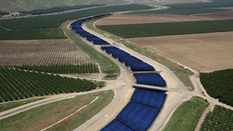 Fotografija: Solarni paneli nad vodnimi kanali v Kaliforniji, ZDA. Foto: Citizen Group
