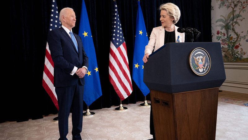 Fotografija: Ameriški predsednik Joe Biden in predsednica Evropske komisije Ursula von der Leyen, 25. marec 2022. Foto: Brendan Smialowski / AFP
