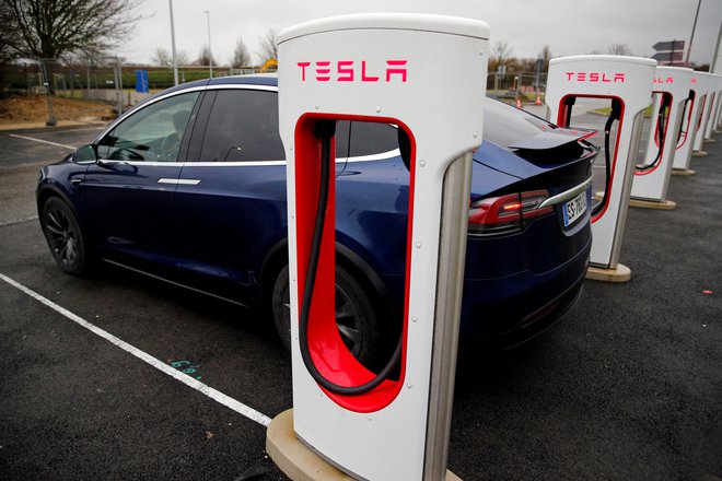 Tesla polnilna postaja in avtomobil. Foto: Pascal Rossignol / Reuters
