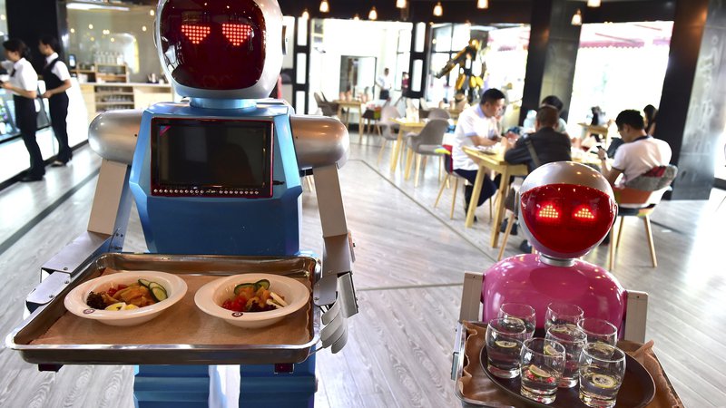 Fotografija: Na Kitajskem so natakarji roboti zelo pogosti. Foto: CHINA STRINGER NETWORK/REUTERS
