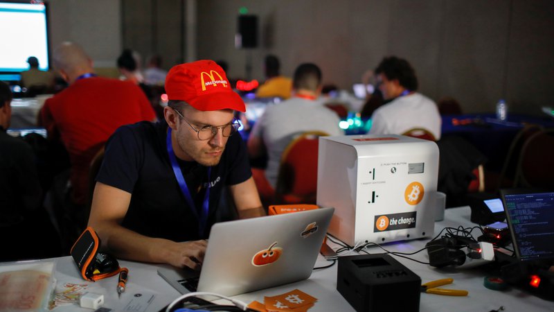Fotografija: Moški sodeluje na 'hackathonu' med začetkom projekta Adopting Bitcoin v Salvadorju, 16. november 2021. Foto: Jose Cabezas / Reuters
