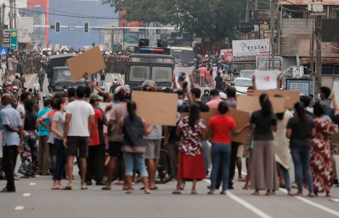 Množični protesti na Šrilanki, 3. april 2022. Foto: Dinuka Liyanawatte / Reuters
