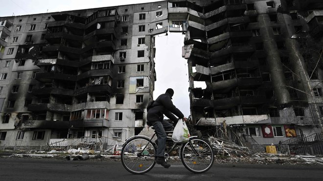 Uničena stavba v mestu Borodianka, severozahodno od Kijeva, 6. april 2022. Foto: Genya Savilov / AFP
