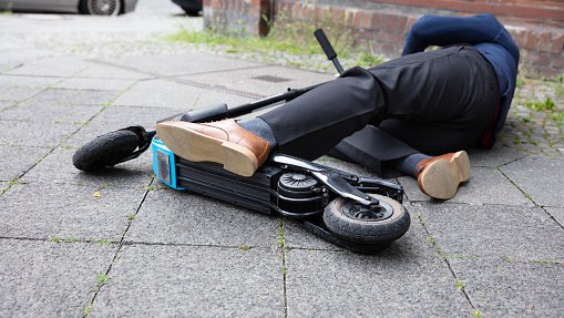 Fotografija: Lani v Veliki Britaniji zabeleženih skoraj 900 prometnih nesreč z električnimi skuterji. Foto: Getty Images/iStockphoto
